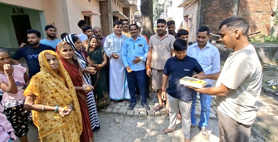 Azamgarh News: भोगइचा में दस साल पुराना नाली का विवाद सुलझा, बांटी मिठाई