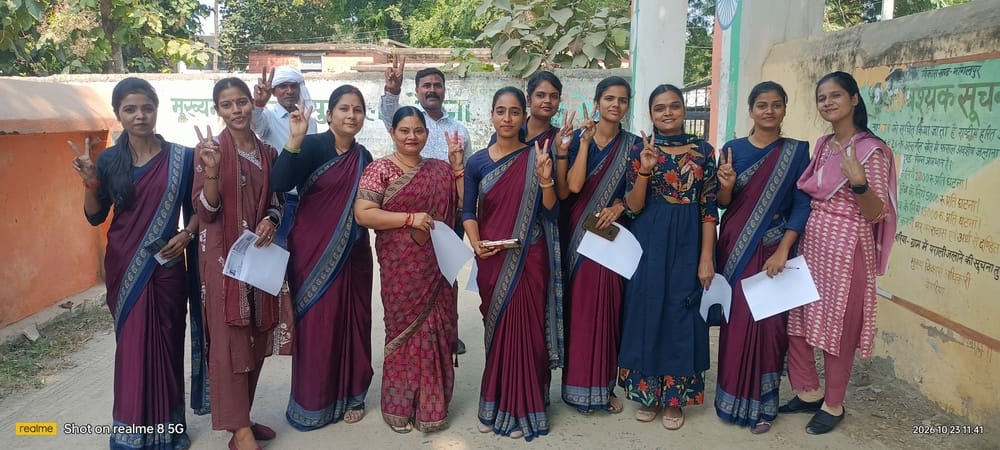 भागलपुर में वोट डालने जाती शिक्षिकाएं।