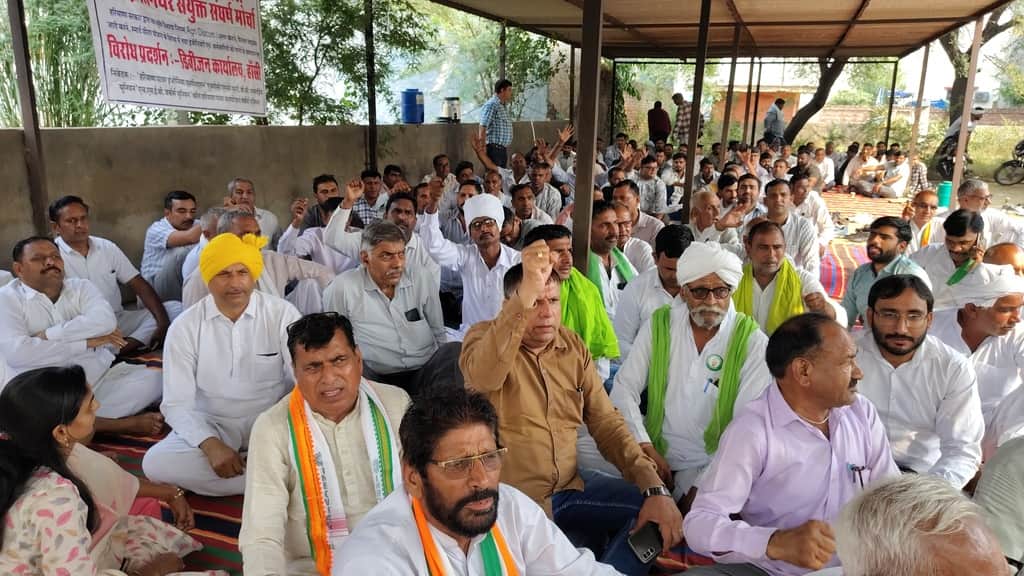 बिजली कर्मचारियों की हड़ताल को समर्थन देते आम आदमी पार्टी के जिला अध्यक्ष राजेंद्र सोरखी व संयु