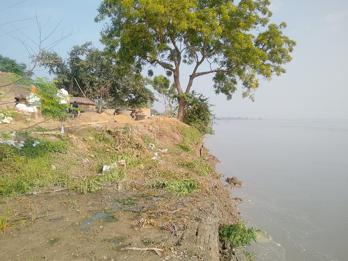 Ballia News: कटान में तीन मकान सरयू में समा गए