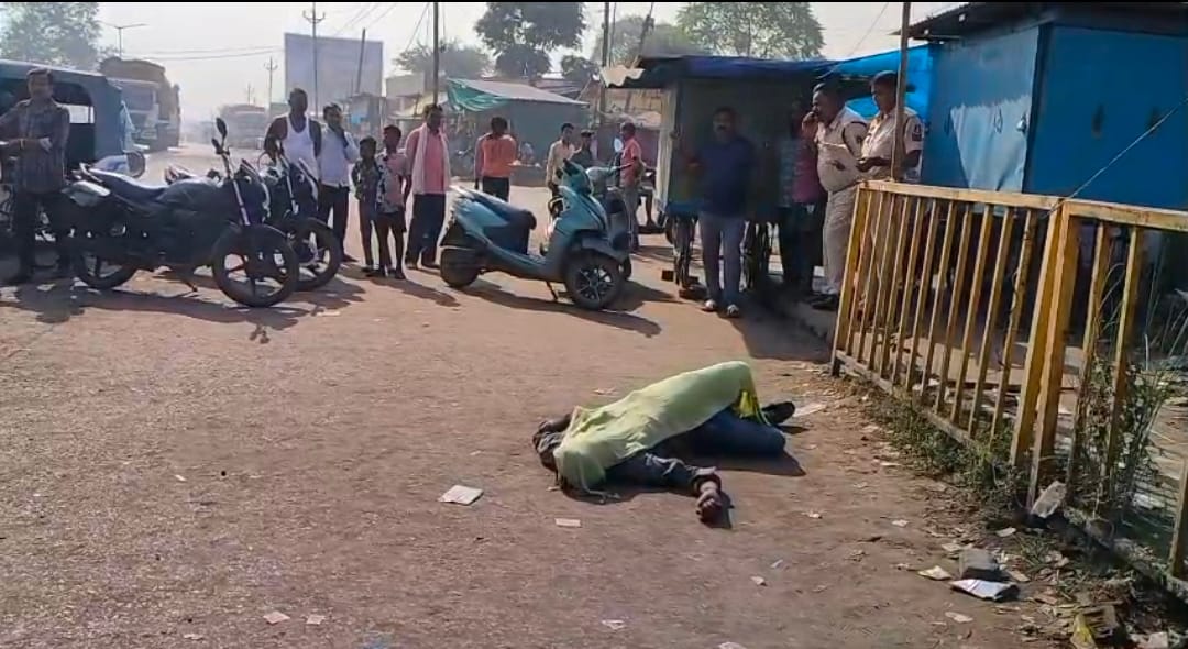 Body of an unidentified person found on the road near the bus stand in Raigarh; injury marks present on the ch