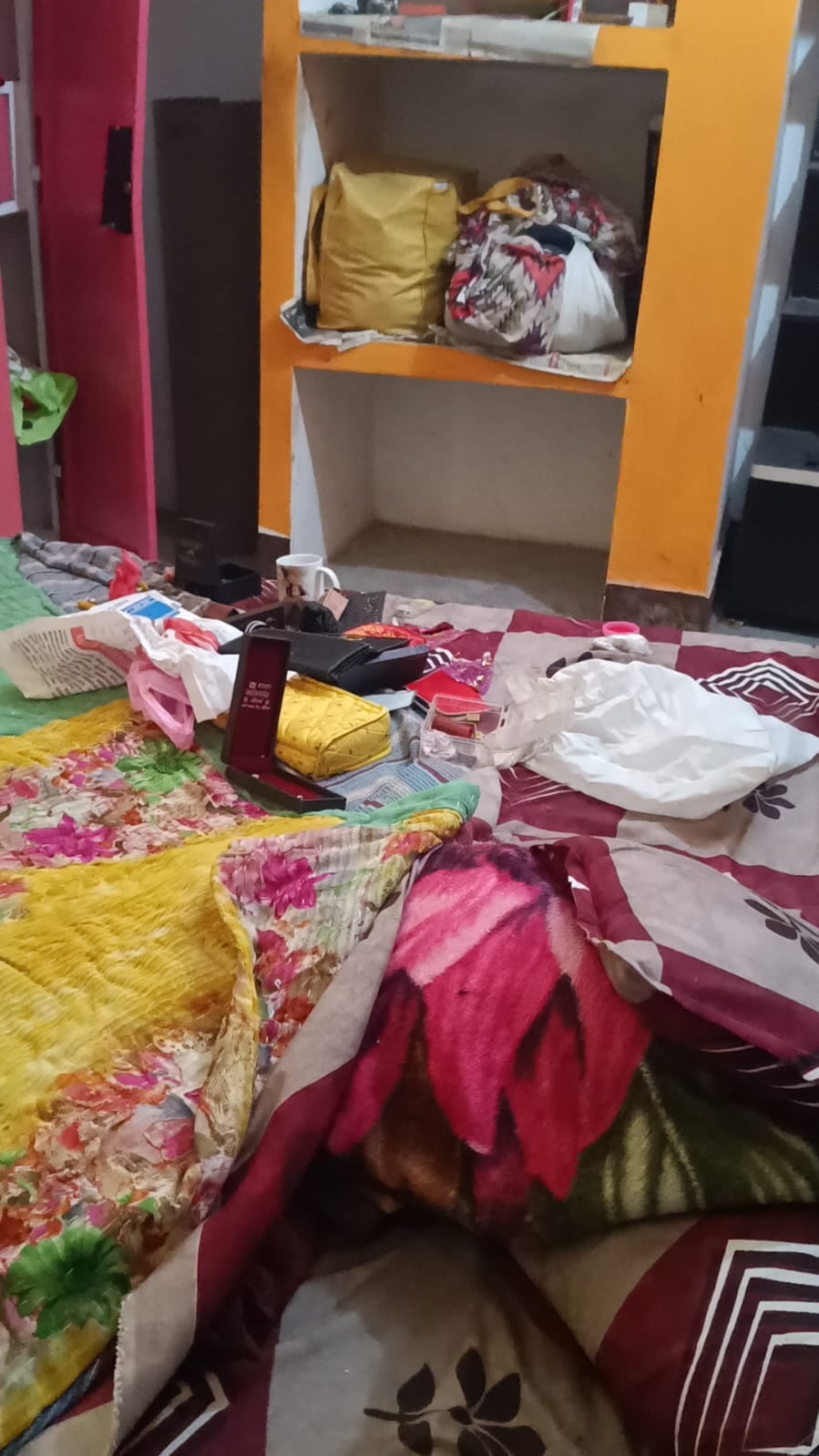 Ballia News: बंद मकान का ताला तोड़कर गहने-नकदी चोरी