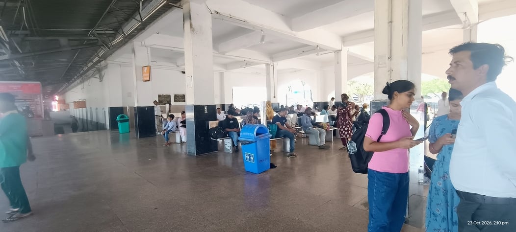 Basti News: बस्ती की मनवर-संगम एक्सप्रेस समेत 10 ट्रेनें देरी से चलीं, यात्री हुए परेशान