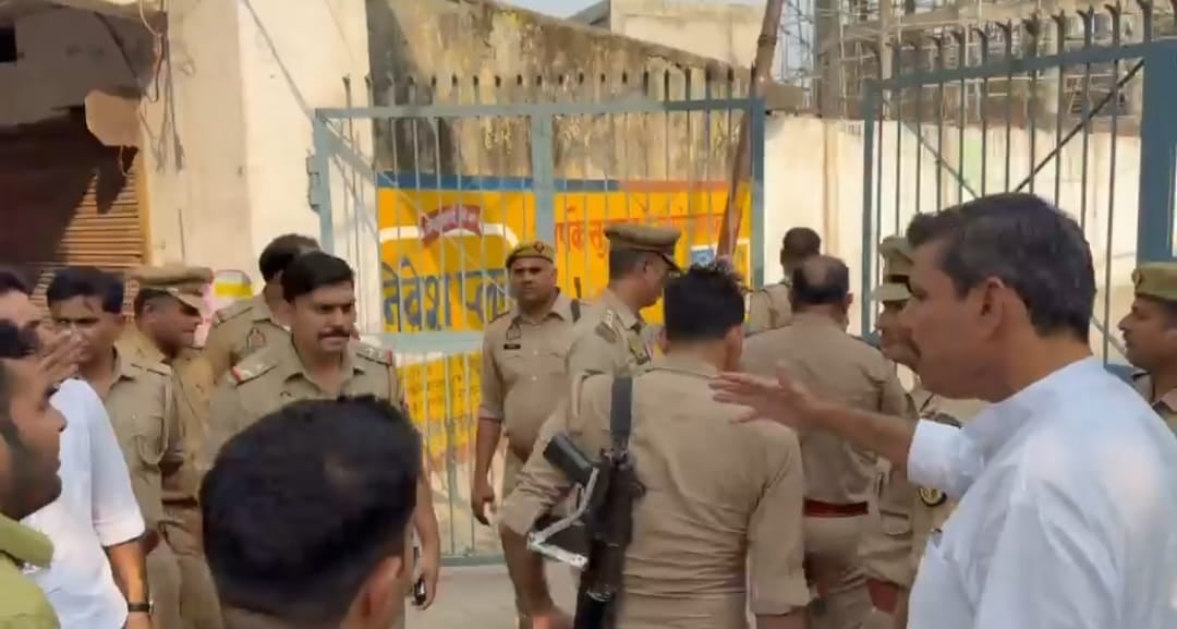 बड़ौत ब्लॉक पर मतदान केंद्र के पास पुलिस के साथ नोकझोंक करते सपा जिलाध्यक्ष मनोज चौधरी। स्रोत वी