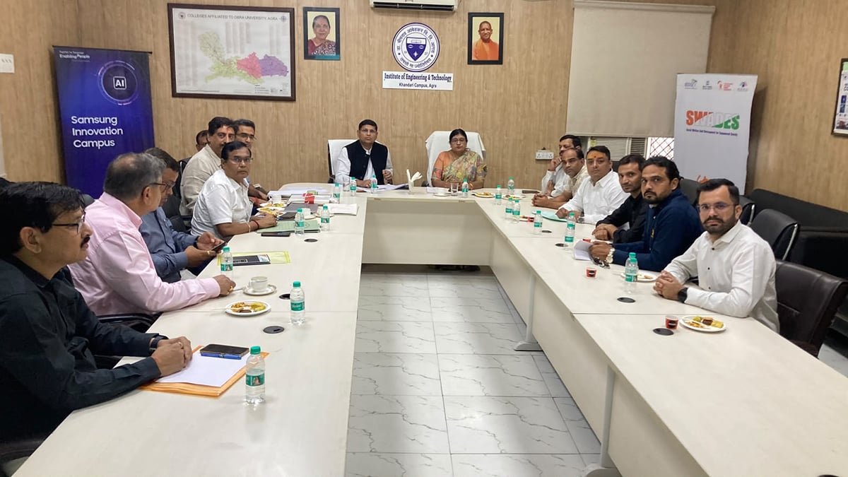Agra News: अपर मुख्य सचिव ने सुनीं छात्राें की समस्याएं, समाधान का दिया आश्वासन
