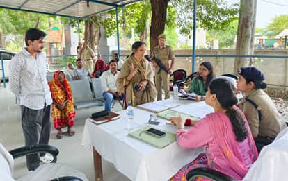बेवाना थाने में फरियादी की समस्या सुनते डीएम-एसपी। स्रोत पुलिस मीडिया सेल