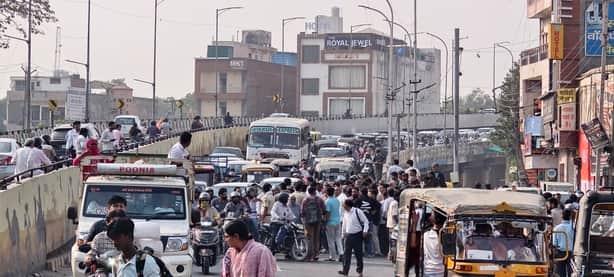 डाबड़ा चौक पुल पर जाम लगाकर खड़े दुकानदार।