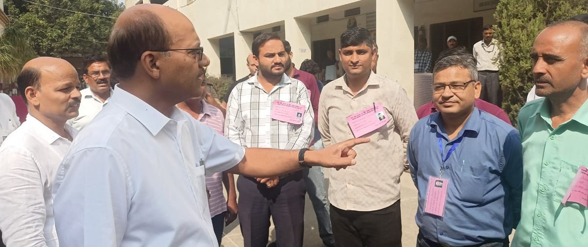 Muzaffarnagar News: शिक्षक-स्नातकों ने डाले वोट, नेताओं ने किया विस चुनाव का रिहर्सल