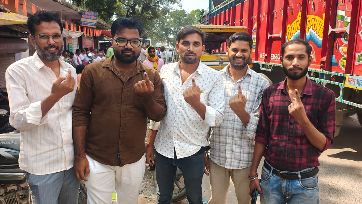 Ballia News: शिक्षक फर्स्ट डिवीजन पास, एमएलसी के लिए 66.06 प्रतिशत किया मतदान