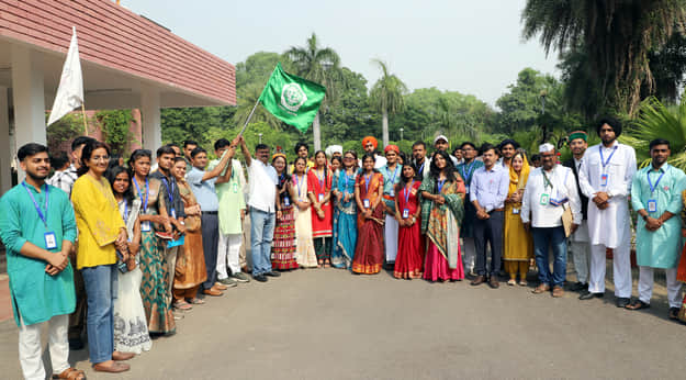 एनएसएस की सांस्कृतिक यात्रा को हरी झंडी दिखाते जीजेयू के कुलसचिव डॉ. विजय कुमार।