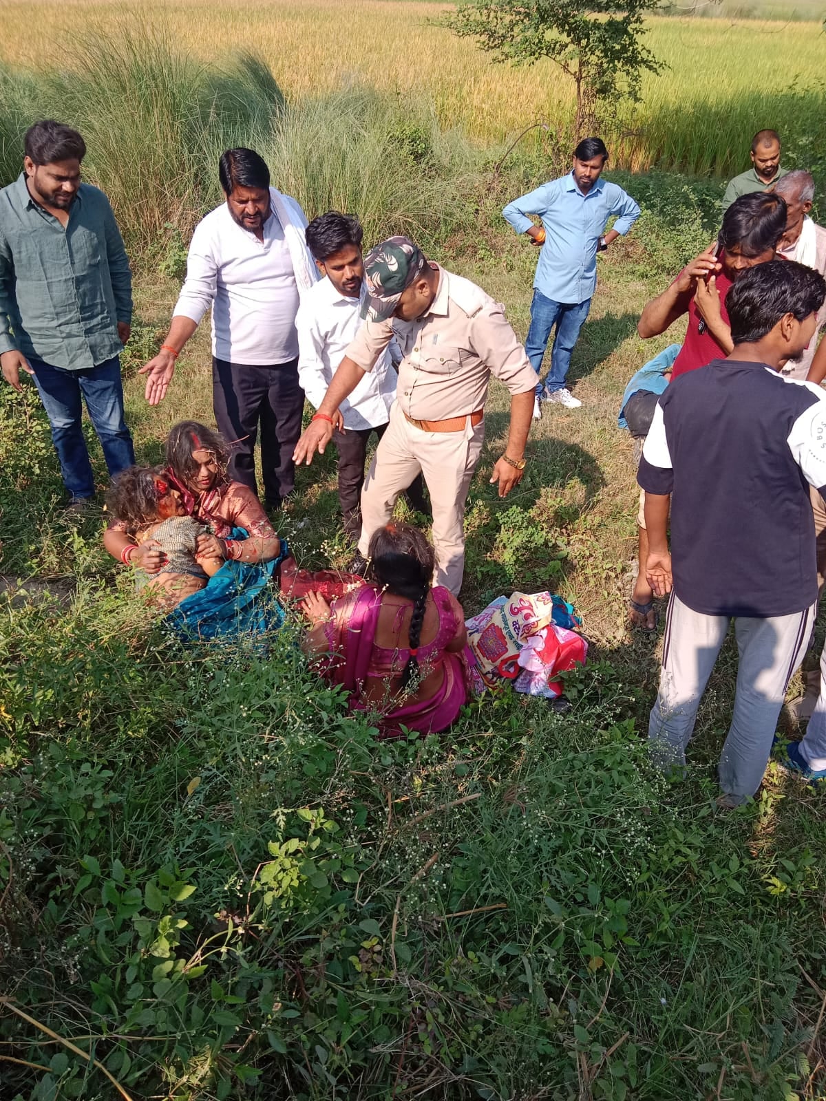 Prayagraj News: कार की चपेट में आने से पलटा ई-रिक्शा, महिला की मौत, नौ घायल