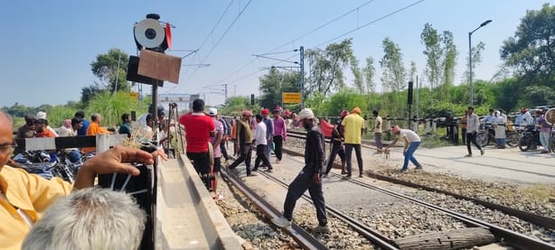 फरीदहा रेलवे क्रॉसिंग पर चल रहा कार्य। संवाद
