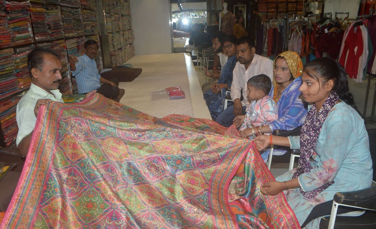Hardoi News: बजट के हिसाब से महिलाएं कर रहीं खरीदारी