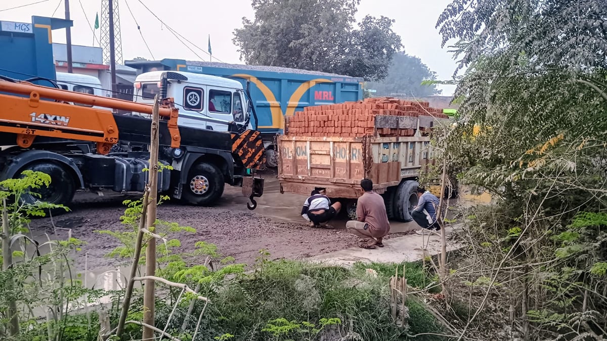 Banda News: बांदा-टांडा हाईवे... 30 मीटर सड़क के गड्ढे बने नासूर