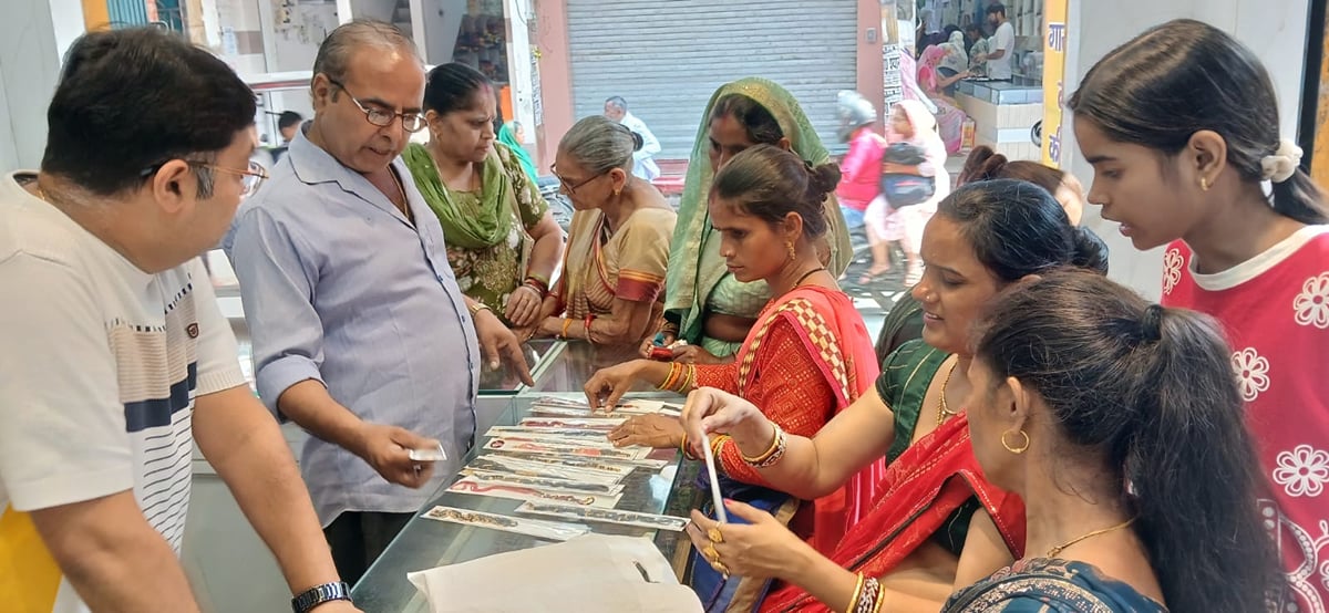 Kasganj News: आर्टिफिशियल ज्वेलरी से दिखेगी असली चमक