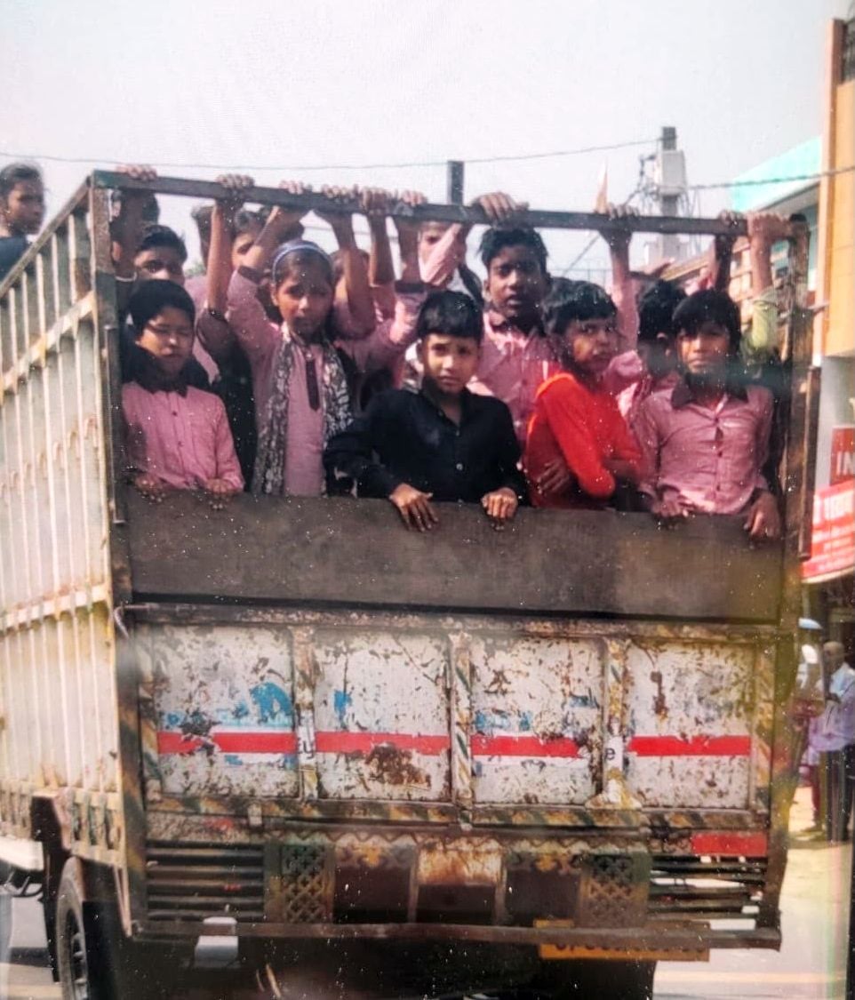 Hardoi News: खेलकूद प्रतियोगिता में शामिल होने के लिए पिकअप में बैठाकर भेजे 22 स्कूली बच्चे