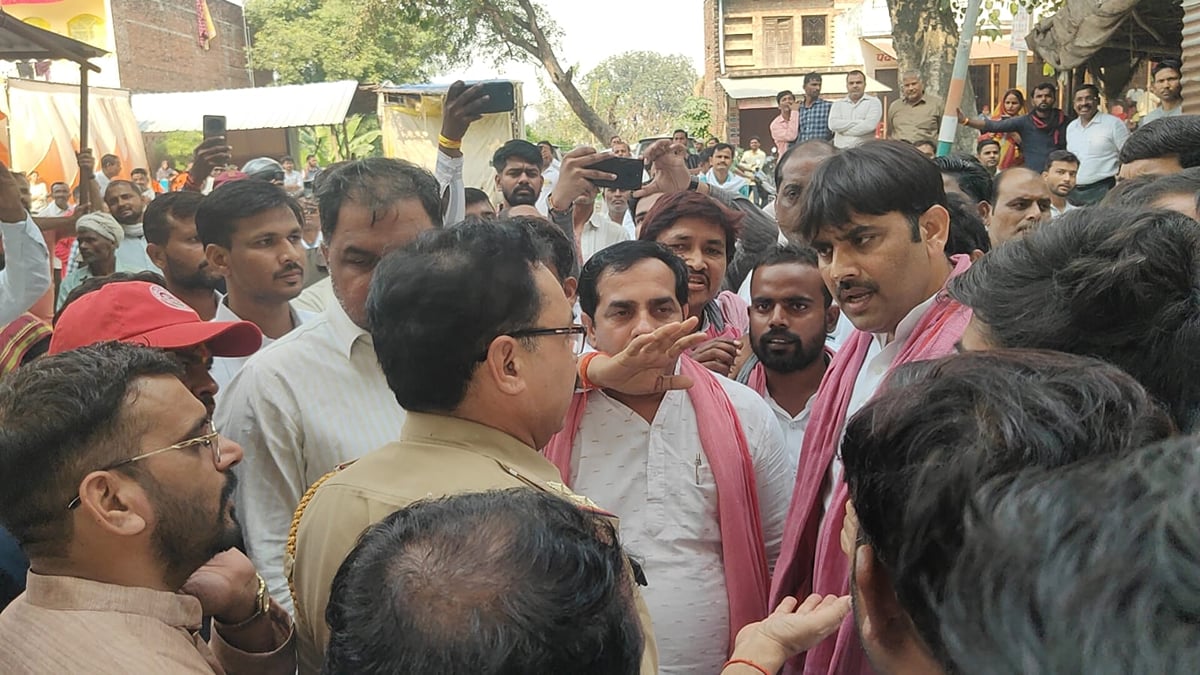 Auraiya News: सपा ने लगाया बूथ कैप्चरिंग का आरोप, भाजपाइयों से नोकझोंक