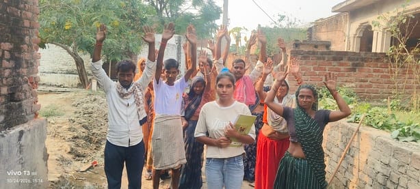 फोटो 19 प्रहलादपुर में प्रदर्शन करते ग्रामीण। संवाद