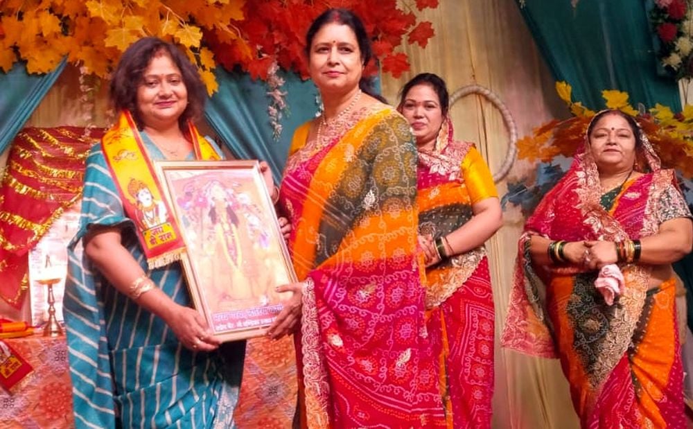Mahoba News: गरबा में हुनर दिखाने वाली महिलाओं का हुआ सम्मान