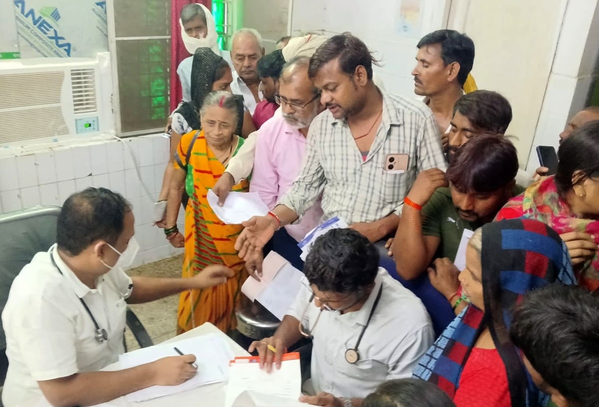 Mahoba News: बुखार से दिव्यांग की मौत, 24 घंटे में नौ मरीज भर्ती