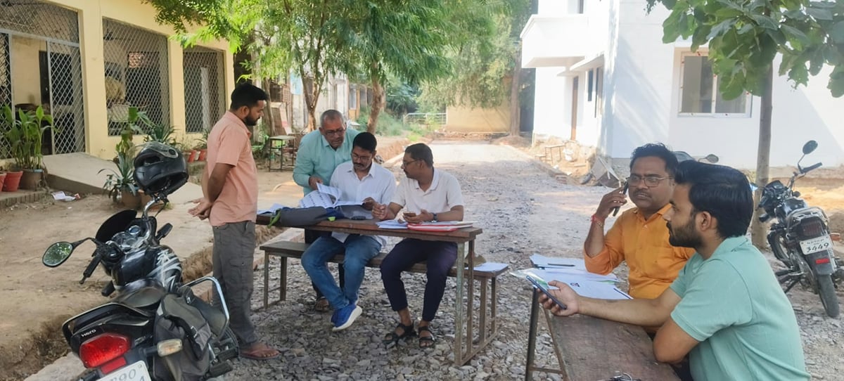 Banda News: सूची में नाम जुड़वाने पहुंचे युवा