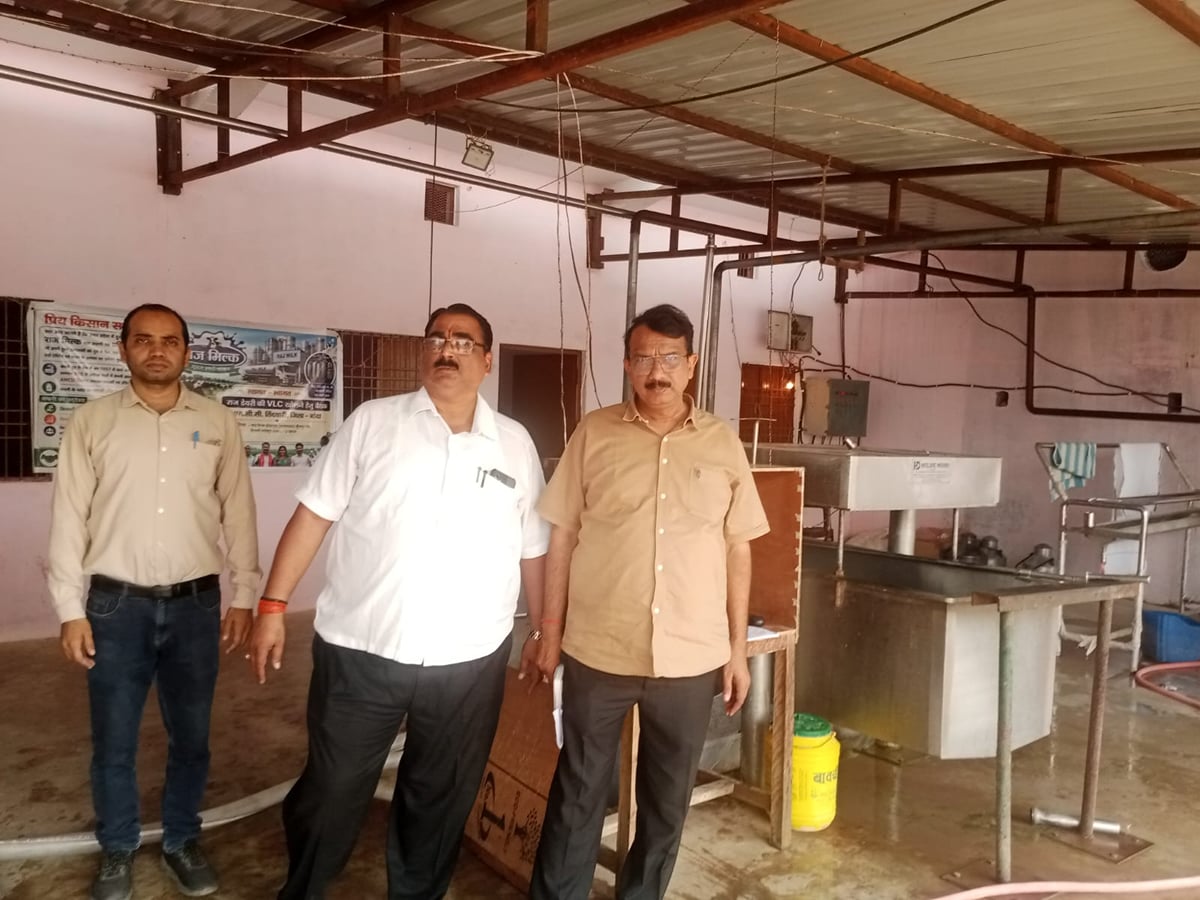 Banda News: बेसन फैक्टरी में रेंगते मिले घुन व कीड़े