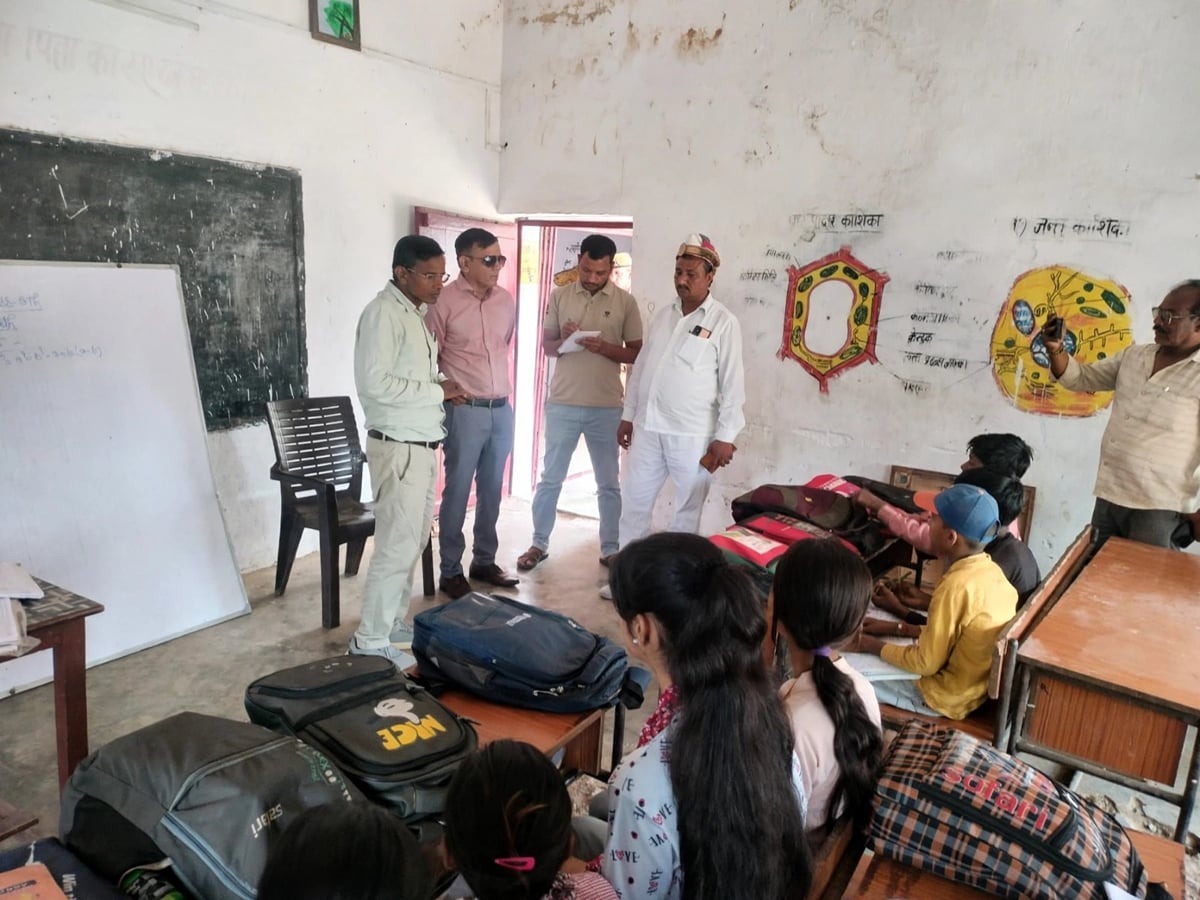 Banda News: सवालों पर छात्र मौन, आयुक्त ने प्रधानाचार्य को दी चेतावनी