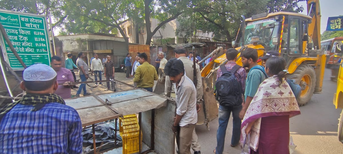 Banda News: रोडवेज के दोनों गेट के पास से हटाया अतिक्रमण
