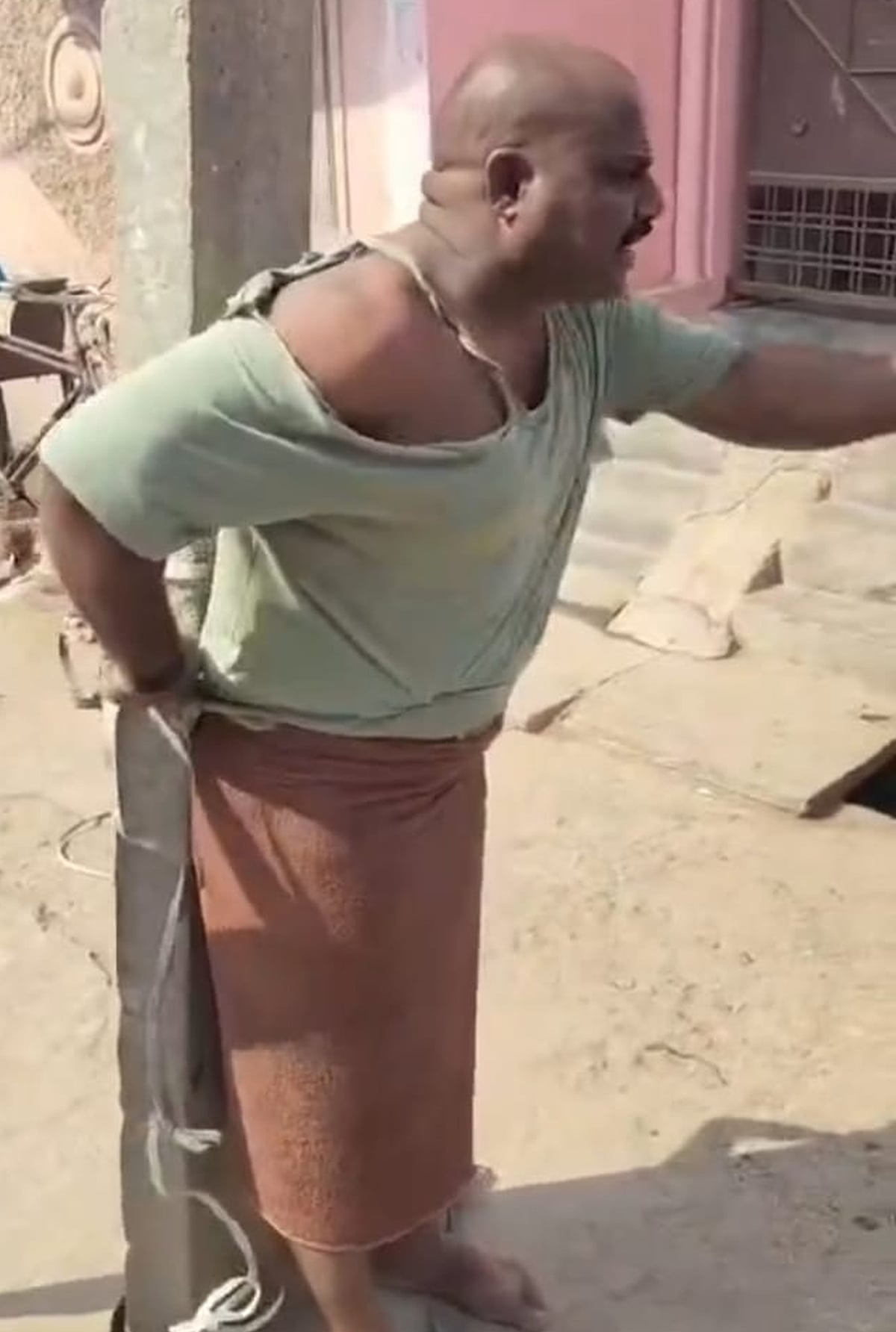 Fatehpur News: कबाड़ी मार्केट में युवक को खंभे से बांधकर पीटा