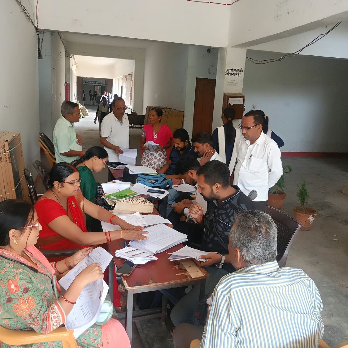 Chitrakoot News: बूथों पर फॉर्म-6 भरने पहुंचे युवा