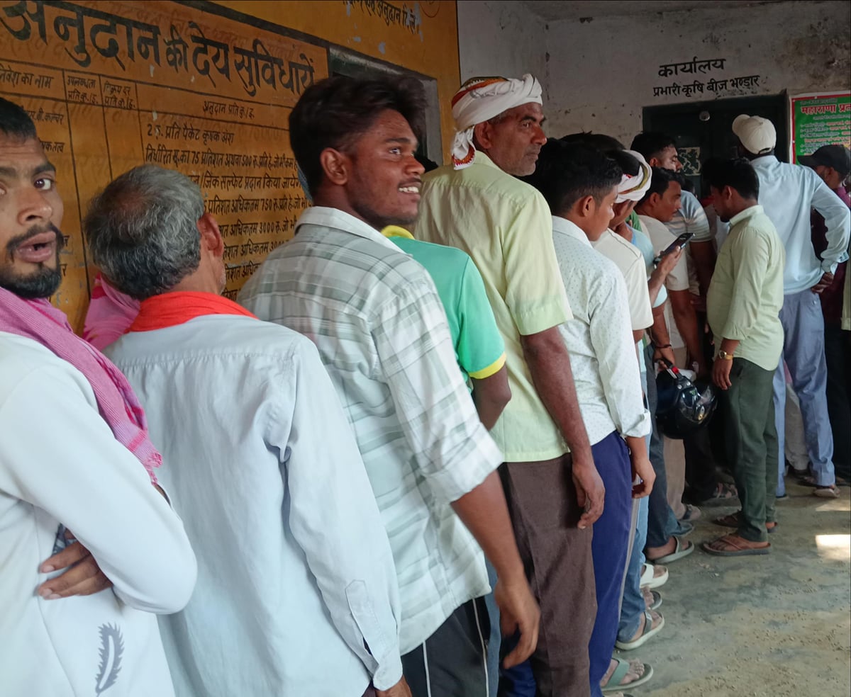 Ballia News: बीज लेने पहुंचे 500 किसान, हुई धक्का-मुक्की