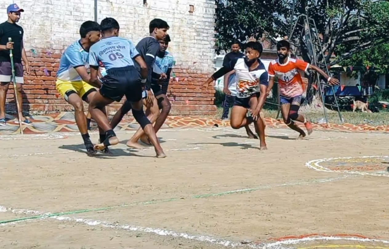 गजपतपुर गांव में आयोजित कबड्डी प्रतियोगिता में रेड करता मेजबान टीम का रेडर। संवाद