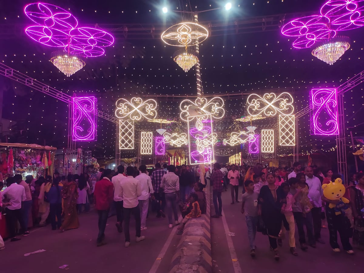 Basti News: दिव्यता के आवरण में समूचा शहर...सड़कों पर श्रद्धालुओं का हुजूम