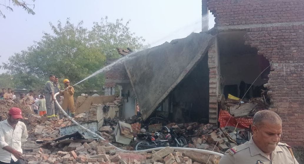 Kasganj News: सिलिंडर में धमाके से ढही छत, किशोर की मौत
