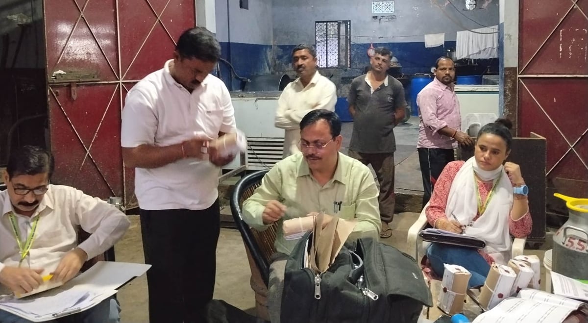 Hapur News: देसी घी का एसेंस मिला बेच रहे थे वेजिटेबल फैट