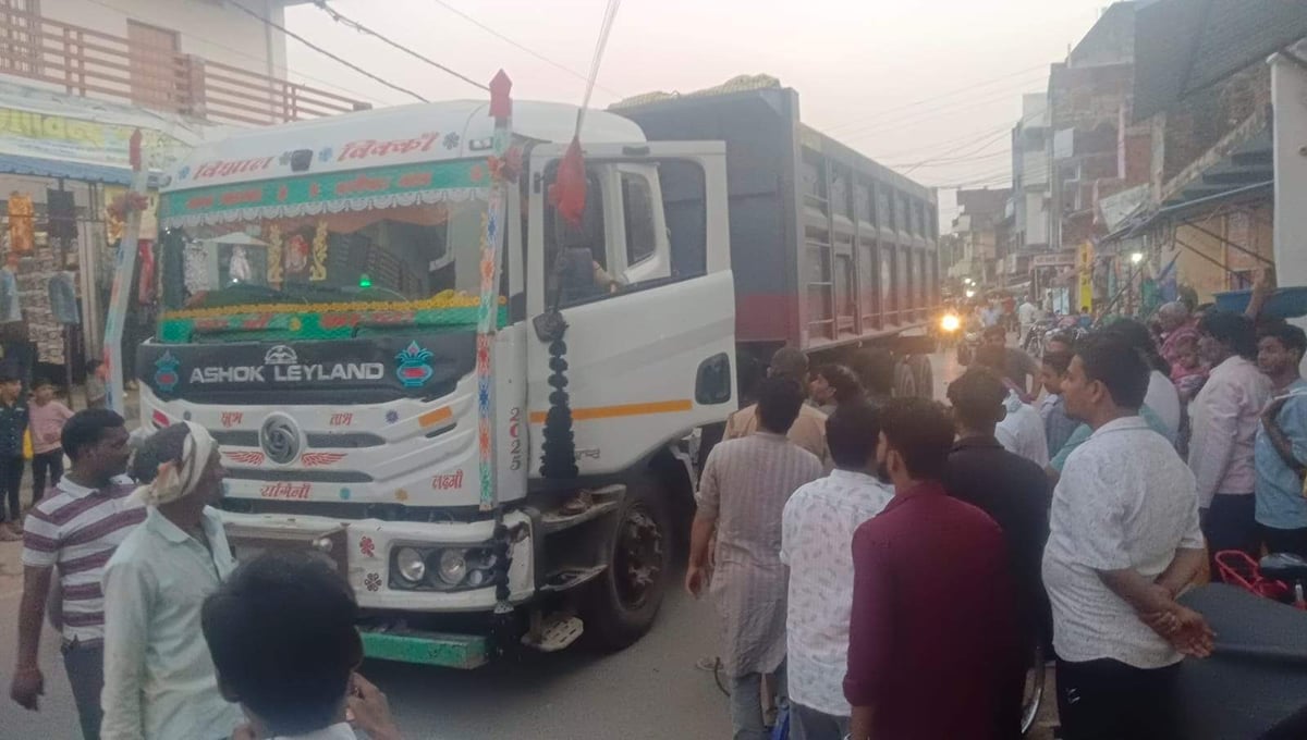 Chandauli News: हाईवा में फंसकर टूटे बिजली के तार, पूरे कस्बे की आपूर्ति ठप