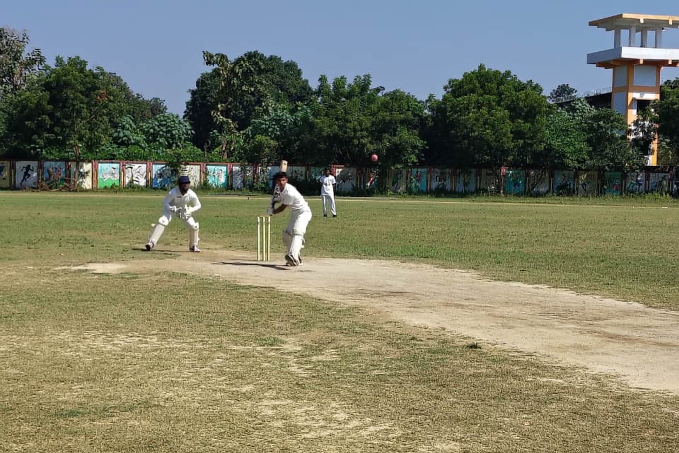 इंदिरा गांधी स्पोर्ट्स स्टेडियम में क्रिकेट मैच खेलते खिलाड़ी। -स्रोत : आयोजक