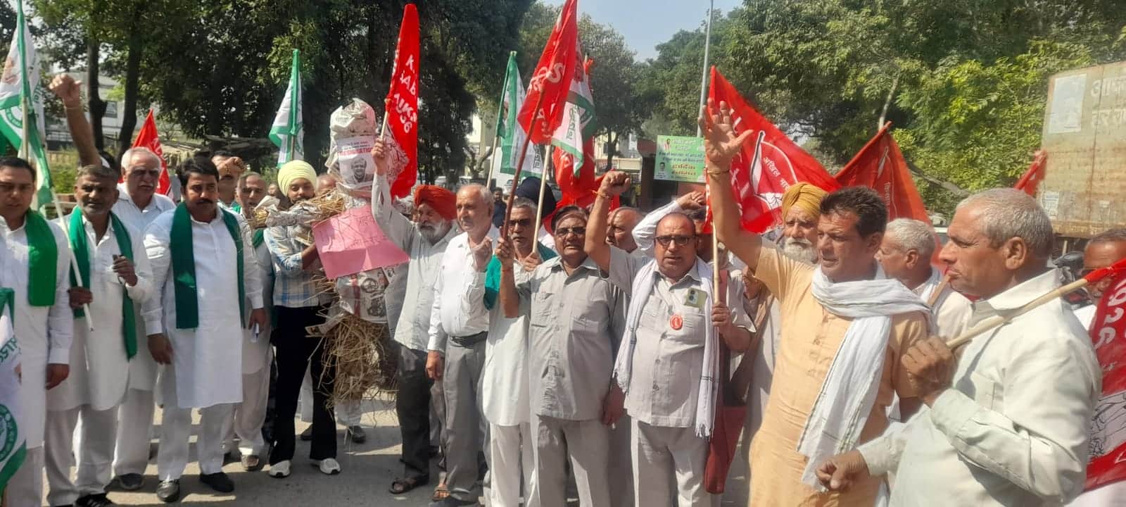 जगाधरी अनाज मंडी गेट पर मुख्य चुनाव आयुक्त का पुतला फूंकने पहुंचे मोर्चा के पदाधिकारी। संवाद