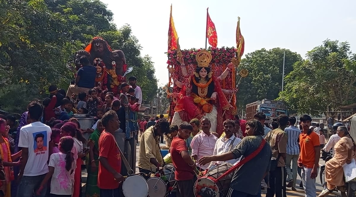 Azamgarh News: शोभायात्रा निकाल मां दुर्गा की प्रतिमाओं का विसर्जन