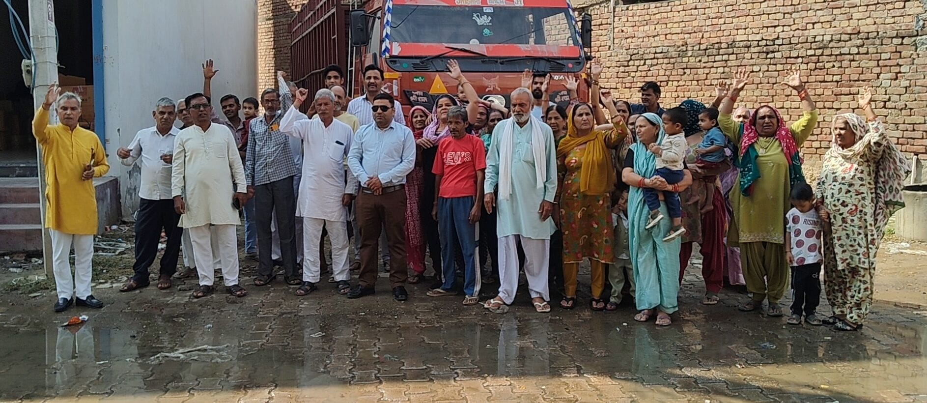 के लक्ष्मी नगर में सीवरेज ओवरफ्लो की समस्या को लेकर नारेबाजी करते क्षेत्रवासी।