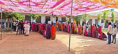केकड़ी क्षेत्र में बूथ पर मतदाताओं की कतारें।