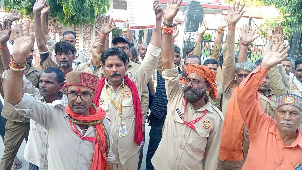Sultanpur News: बाइक एजेंसी पर ट्रक चालक से विवाद के विरोध में प्रदर्शन