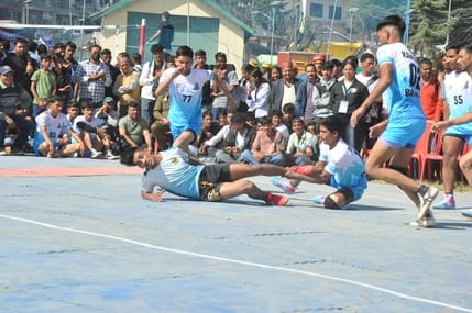 कुल्लू दशहरा उत्सव में खेलूकद प्रतियोगिता के दौरान कबड्डी के मैच में दमखम दिखाते खिलाड़ी।-संव