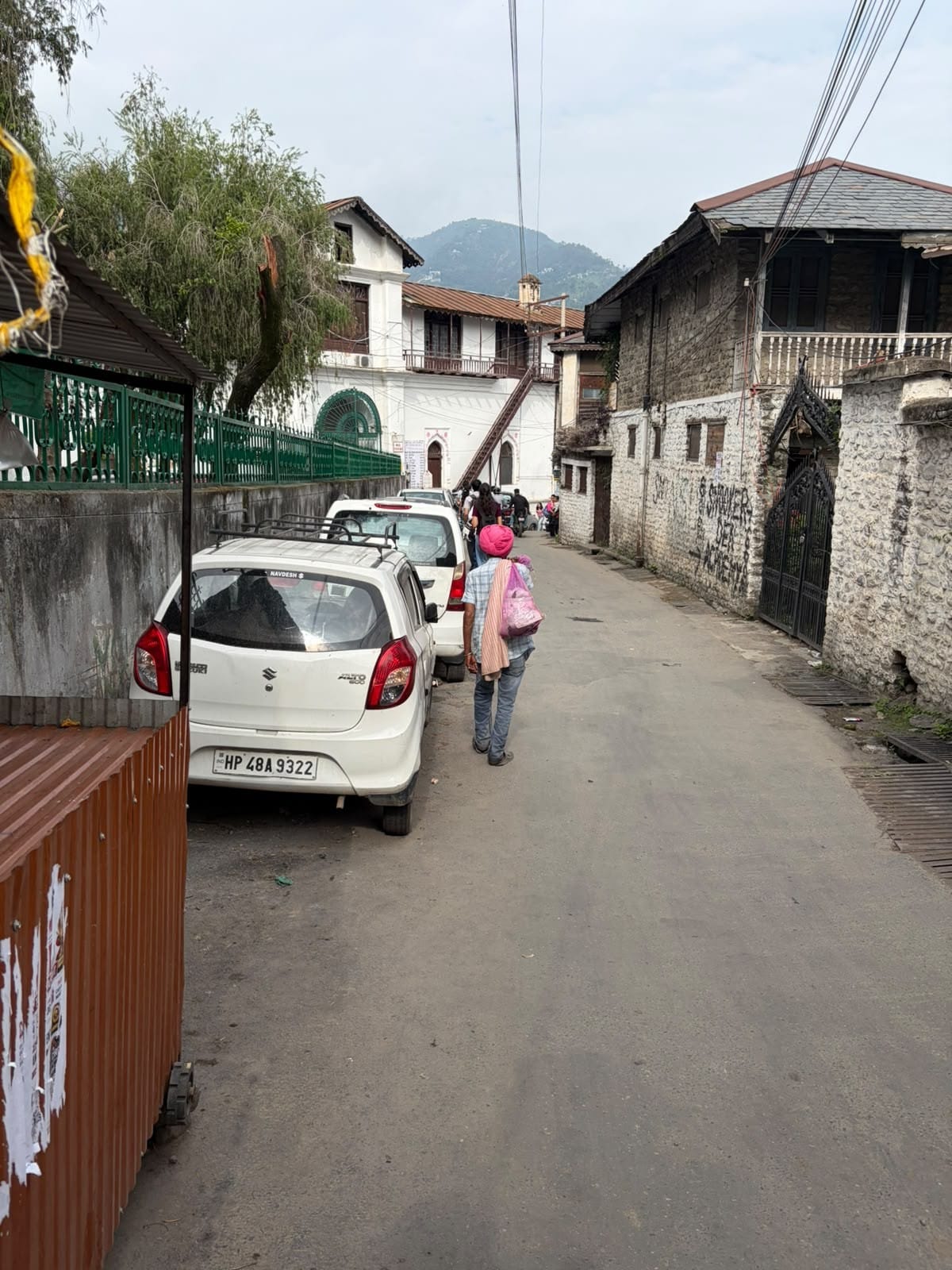 कन्या विद्यालय चंबा मार्ग पर अवैध रूप से पार्क चौपहिया वाहन। संवाद