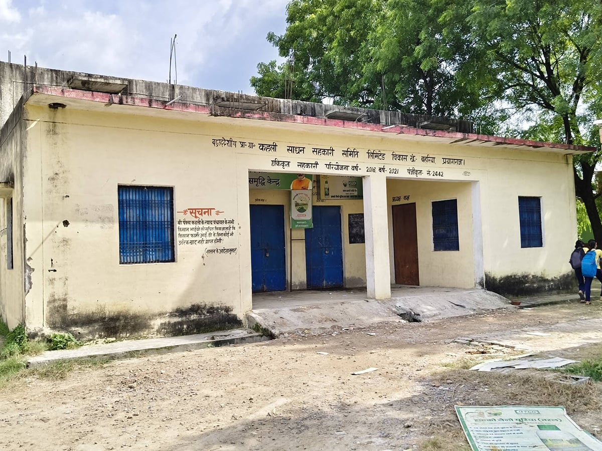 Prayagraj News: डीएपी की किल्लत से बुवाई प्रभावित, समितियों पर लटके ताले