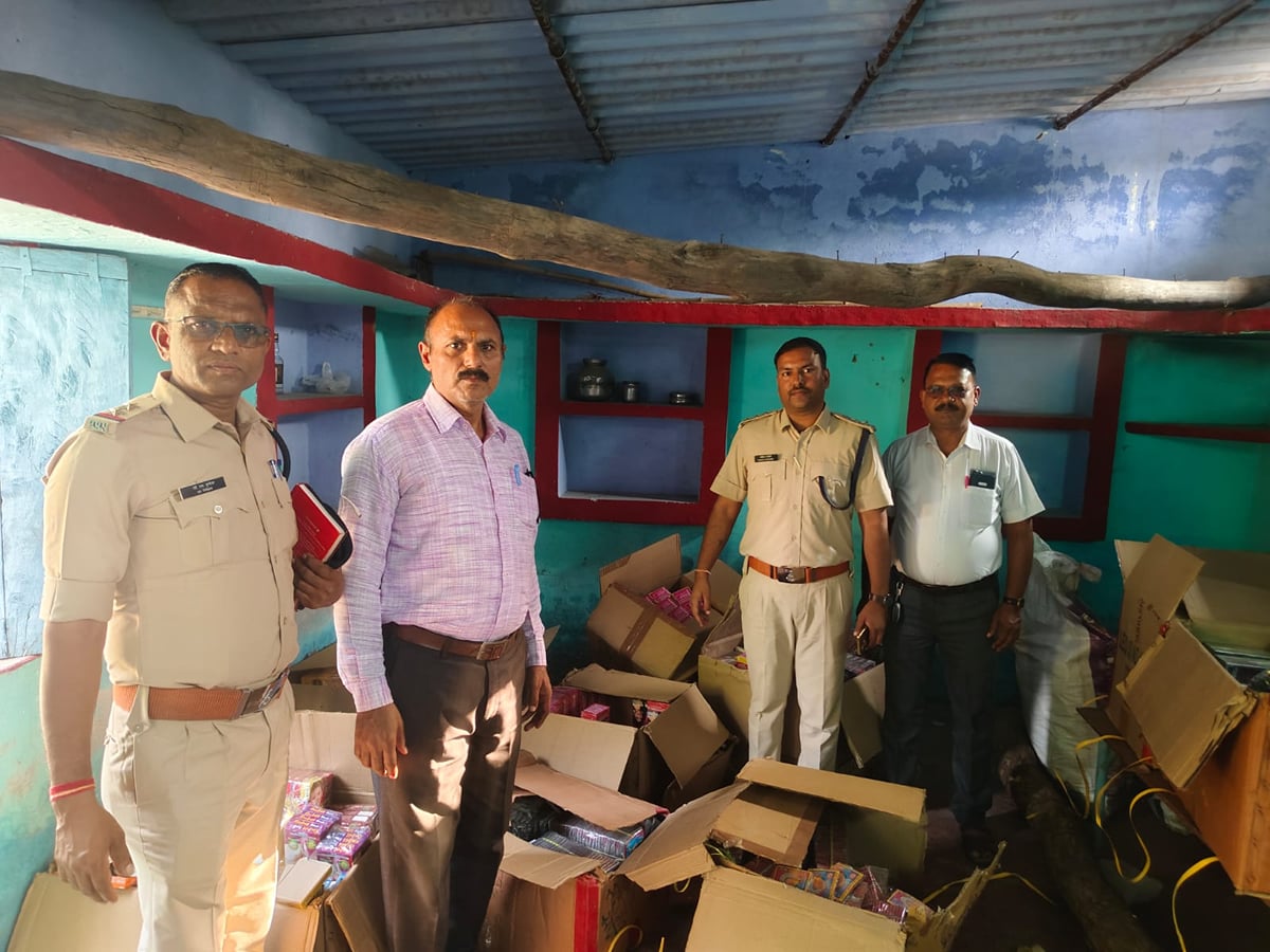 सागर: अवैध पटाखा कारोबार पर पुलिस का शिकंजा, 15 लाख से ज्यादा का माल जब्त, घनी आबादी में छिपाकर रखे थे