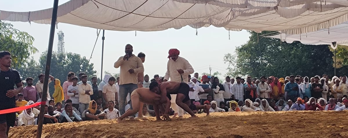 Ghazipur News: दंगल में राहुल ने मऊ के जिला केसरी रवि पहलवान को किया चित