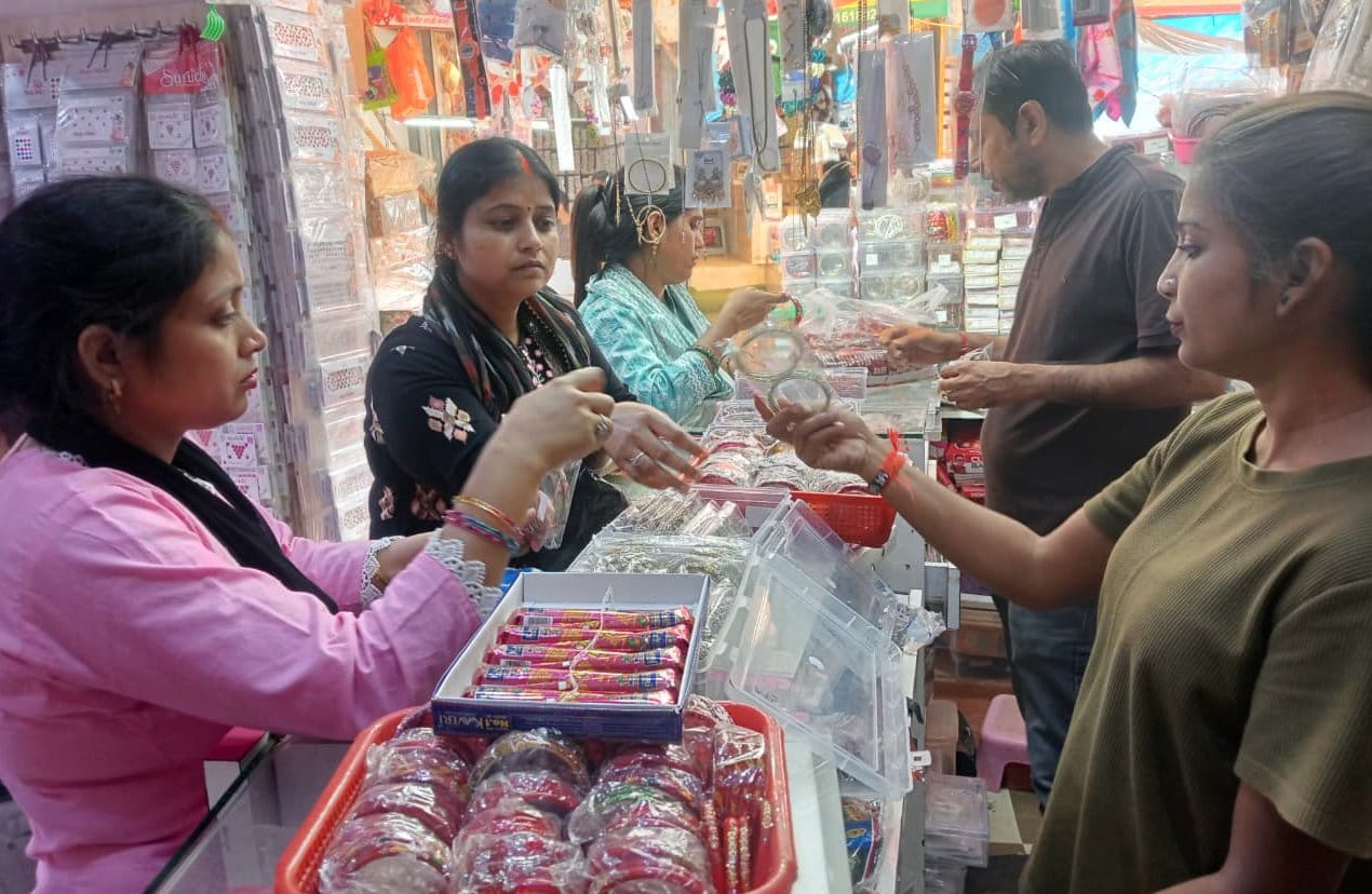 कॉस्मेटिक की दुकान पर श्रृंगार के सामान खरीदतीं महिलाएं। संवाद