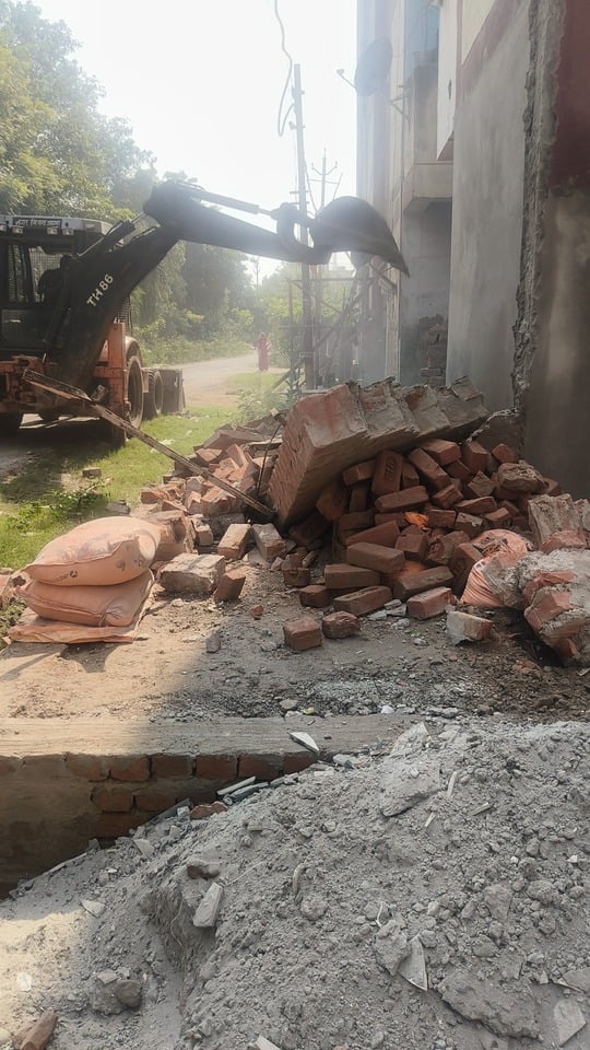 Agra News: कांशीराम आवास में बनाया अवैध कमरा, बुलडोजर से ढहाया