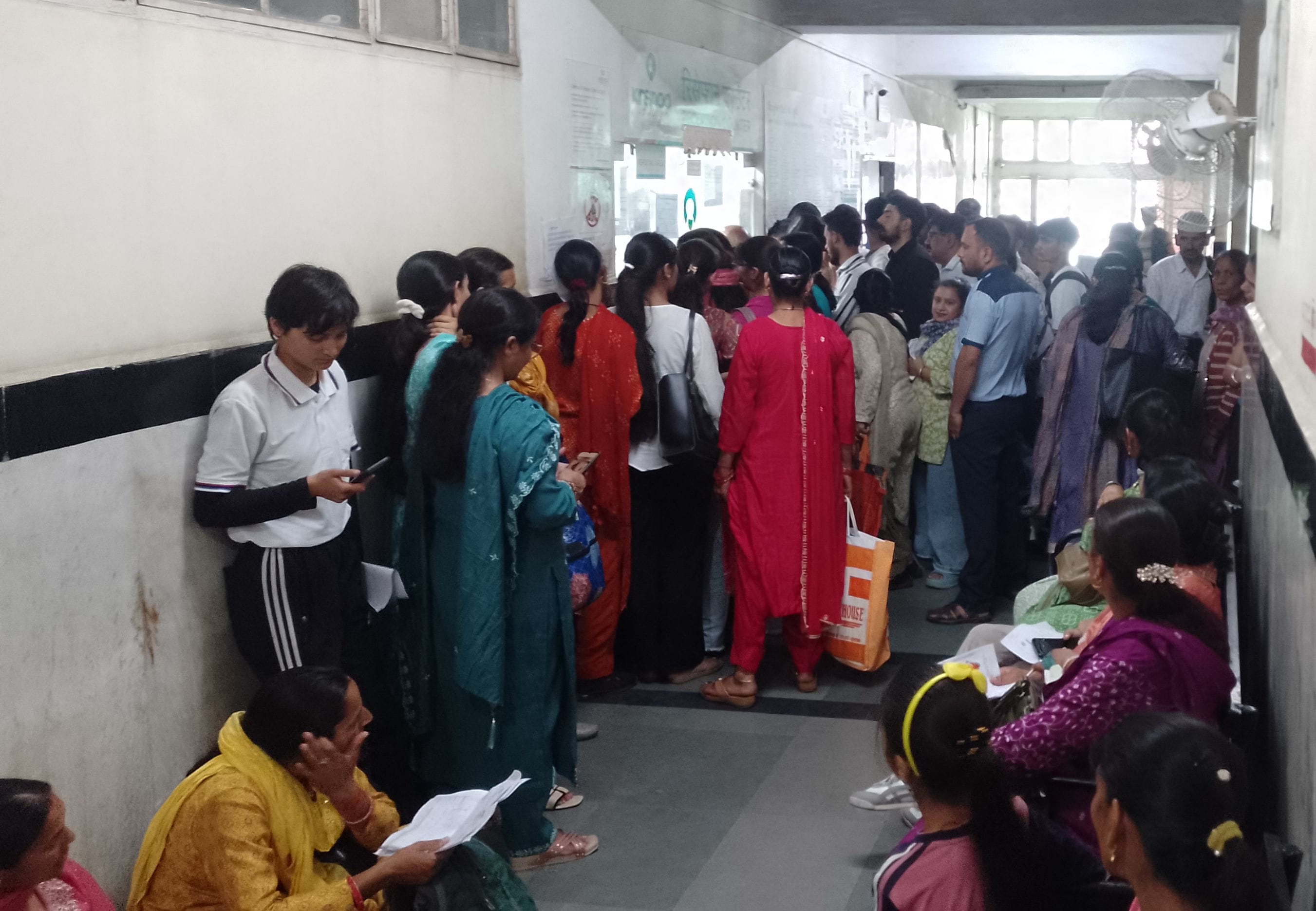 क्षेत्रीय अस्पताल में क्रस्ना लैब के बाहर टेस्ट सुविधा लेने के लिए भीड़ में इंतजार करते मरीज व 